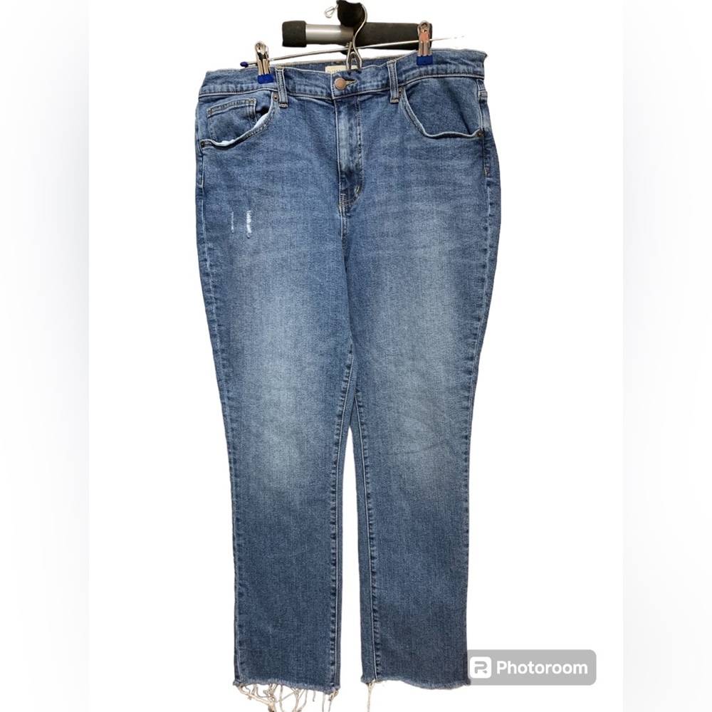 Oliver Logan Women’s size 32 denim with raw edge‎ jeans